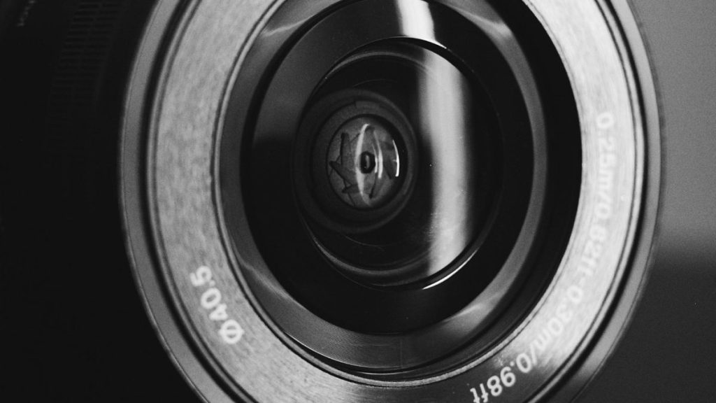 obiettivo di una macchina fotografica inquadra una porzione della realtà